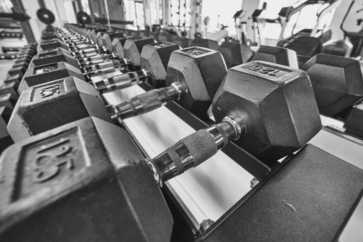 Rek met dumbbells op de trainingsvloer